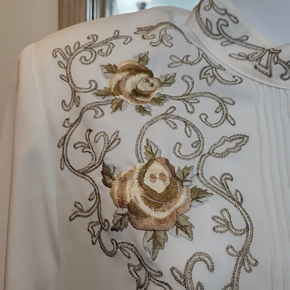 Elegant White Embroidered Blouse - Picture 2 of 6